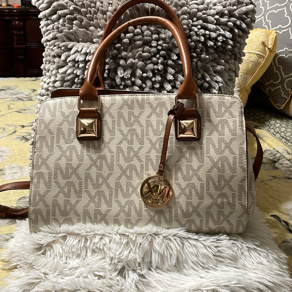 Beautiful brand new purse measurements are included in pictures - Picture 8 of 8